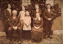 CNdG-0001 Familiefoto van Familie de Gooijer van de Brandstoffenhandel; op het adres: Dorpsstraat 422 te Wormer.Op de ...